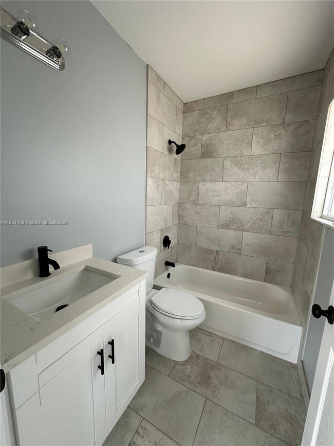 Building Photo - 3 bedroom in Miami FL 33150