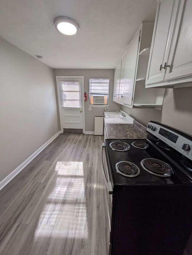 Building Photo - 2BD/1 BA Unit on Frye Ave