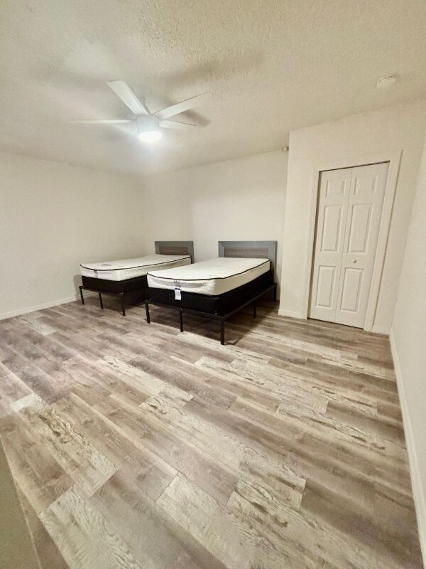 Foto del edificio - 8130 Rolling Log Dr