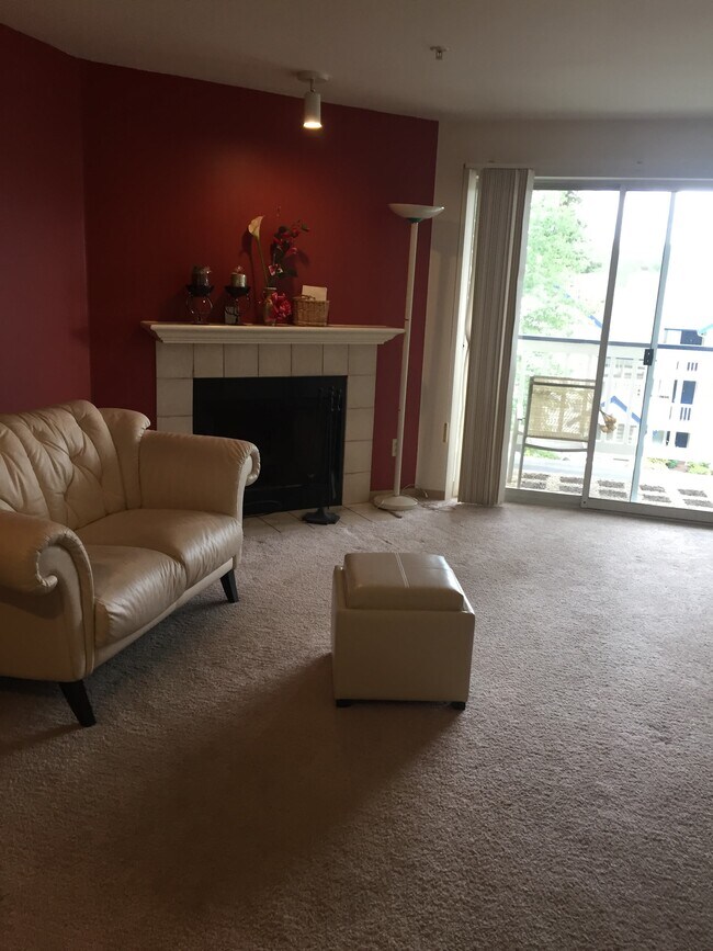 family room with fire place - 5000 Lake Washington Blvd NE