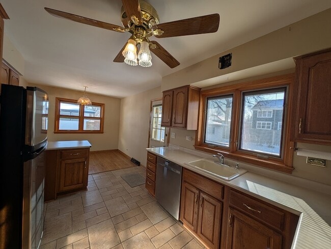 Building Photo - 503 Lake Ave