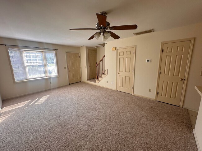 Building Photo - 2 Bed 2 Bath Townhouse