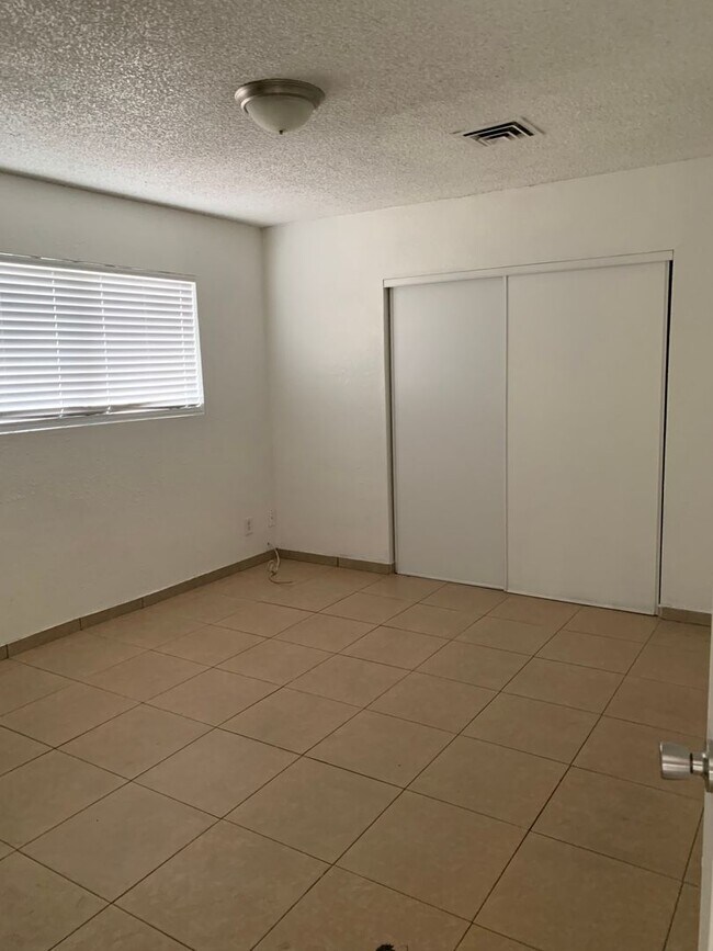 Foto del edificio - MUST SEE ONE BEDROOM TOWNHOME!