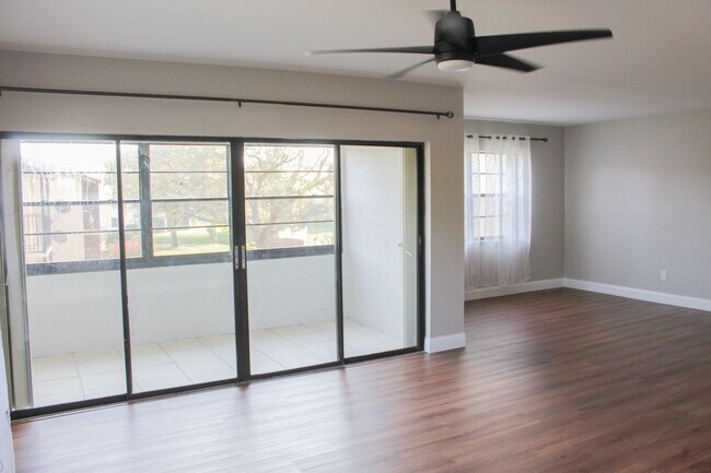 Building Photo - Island House corner Condo