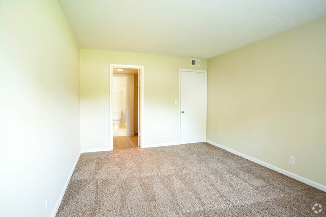 3HAB, 2BA - 1,410 ft² - Habitación - Royal Arms of Louisville