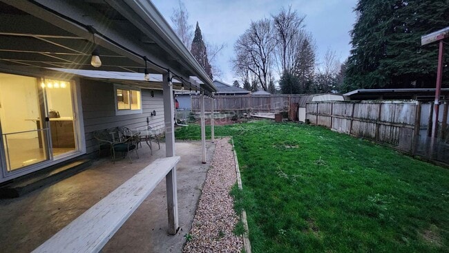 Foto del edificio - Remodeled 3 bedroom Ranch Style Milwaukie Home With SS Appliances, Fenced Backyard, Washer/Dryer ...