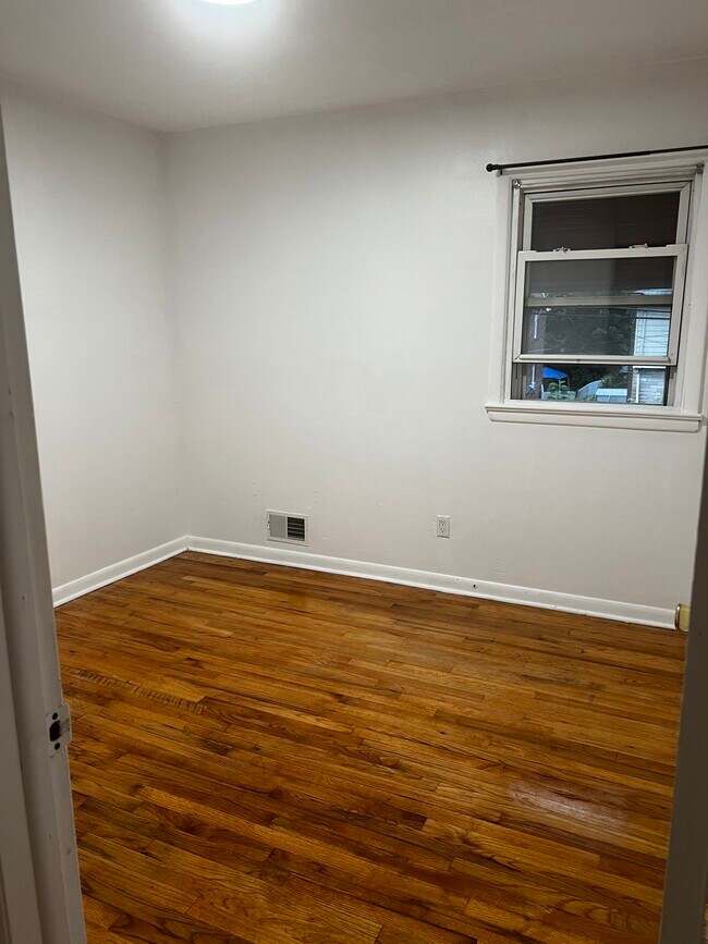 Building Photo - 641 Van Buren Ave