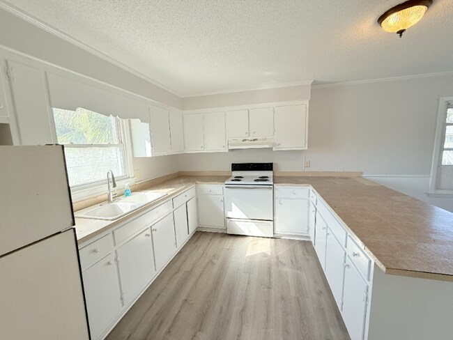 Building Photo - 120 N Pinewood Dr