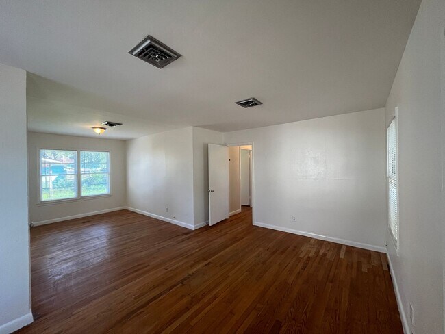 Building Photo - Three Bedroom in Collier Subdivision!!