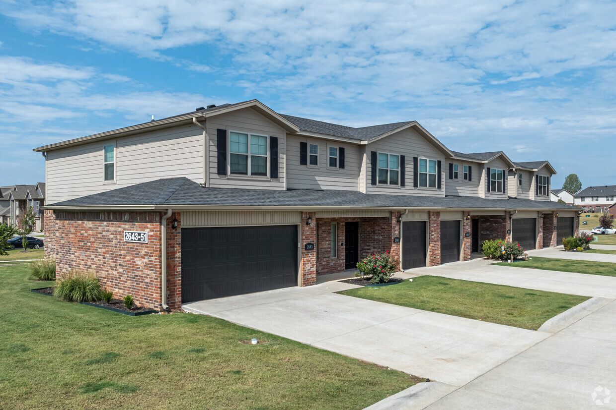 Primary Photo - Summit Townhomes