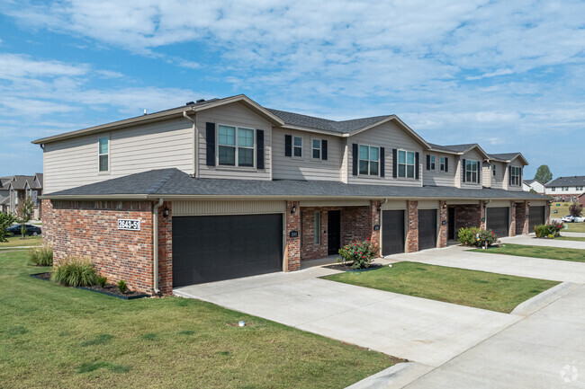 Building Photo - Summit Townhomes