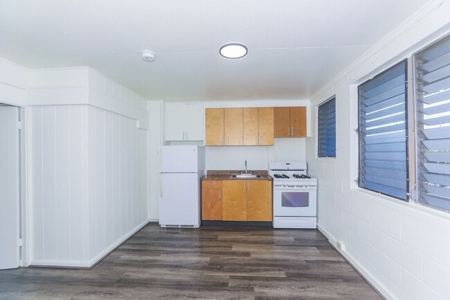 Building Photo - Renovated, downstairs, 1 bedroom 1 bath wi...