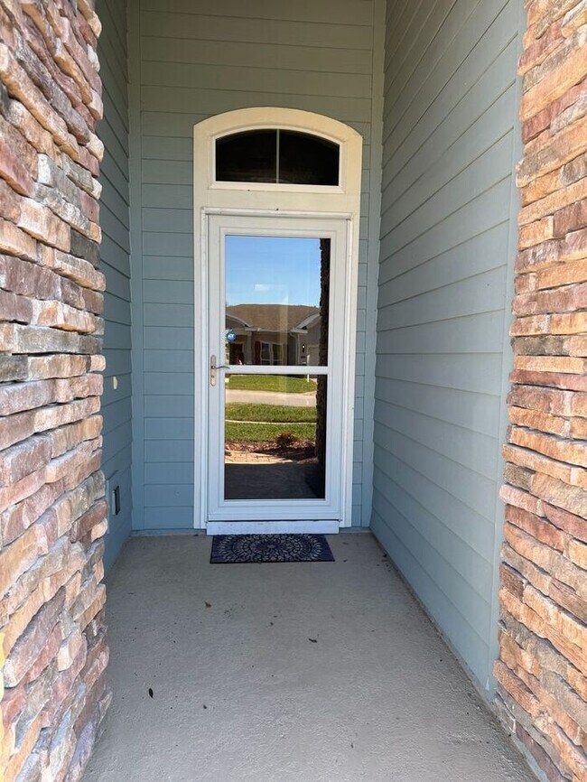 Foto del edificio - COMING SOON! Beautiful 4BR 3BA Home w/ Screened Lanai & Pond View • Garage Parking • Fenced Yard ...