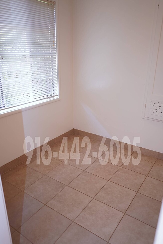 Building Photo - Kenwood Apartments 2426
