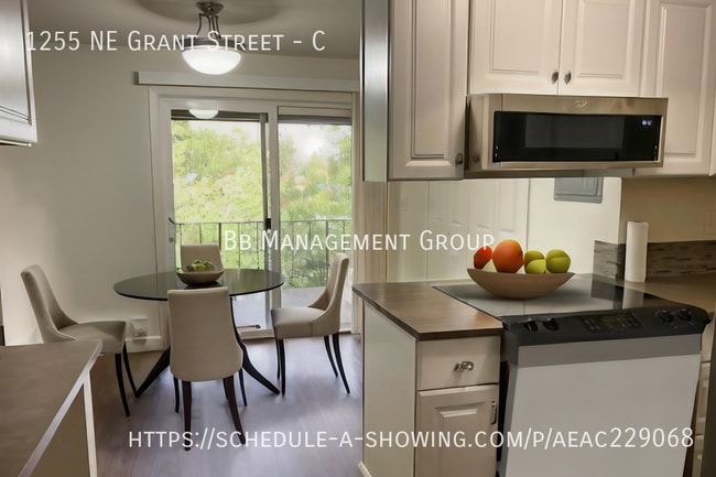 Building Photo - Beautiful Hillsboro Condo Completely Remod...