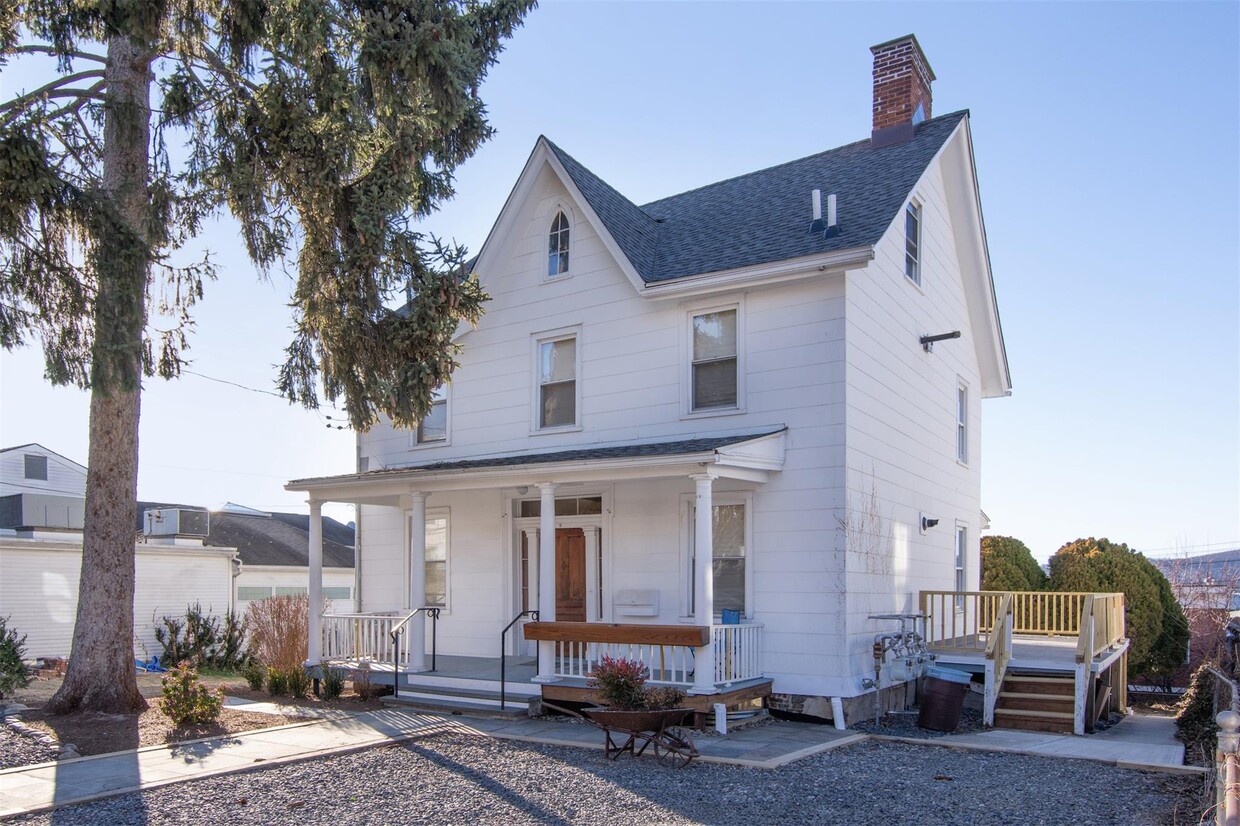Primary Photo - 9 N Buckhout St