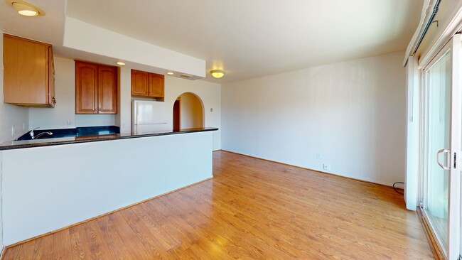 Building Photo - Gorgeous bay views | 1-bedroom condo