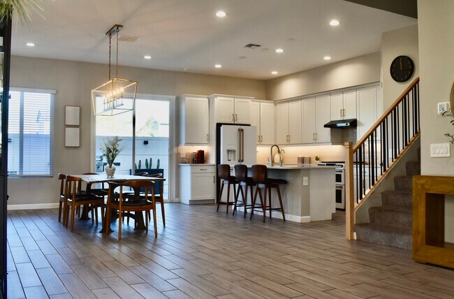 Foto del edificio - 4864 E Village Dr