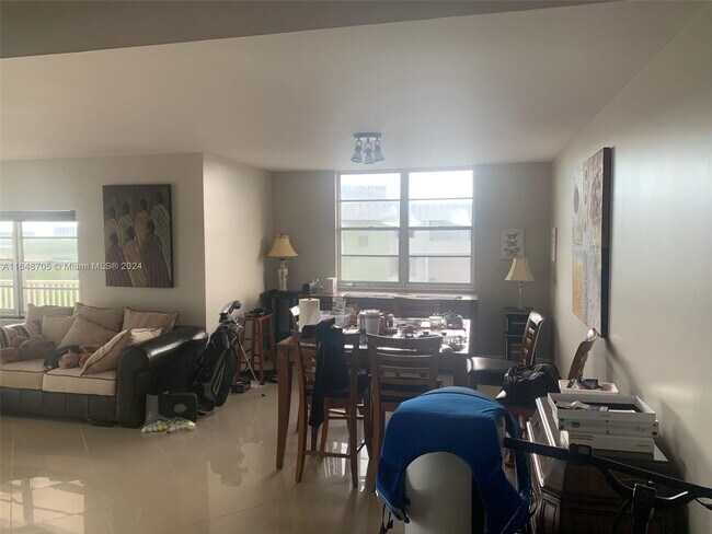 Foto del edificio - 300 Bayview Dr