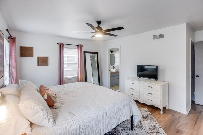 Foto del edificio - Charming Furnished 2BR/1BA in Midtown Savannah – Close to Everything! Unit 2