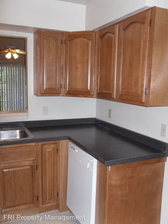Building Photo - 2 br, 2 bath Apartment - 7 Sandalwood Court