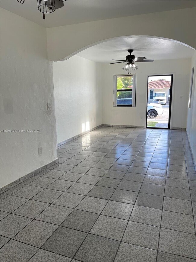 Building Photo - 2471 SW 17th St