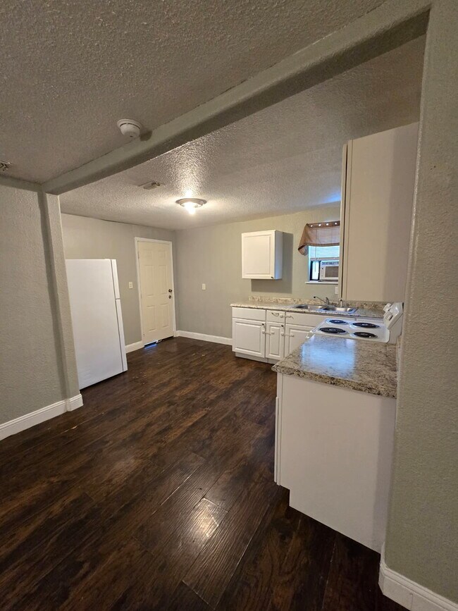 Foto del edificio - "Charming 2-Bed Duplex Retreat with Full Bath on Commercial Avenue – 842 Sq Ft of Cozy Living in ...