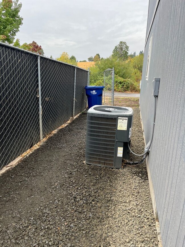 Building Photo - Townhouse style duplex in Lowell