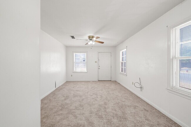 Building Photo - Charming 1 Bedroom Duplex w/ Large Backyard