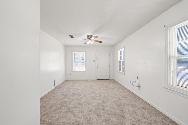Building Photo - *FIRST MONTH'S RENT FREE* Charming 1 Bedroom Duplex w/ Large Backyard