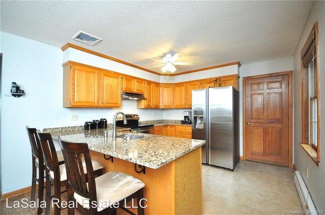 Foto del edificio - 621 Thompsonville Rd