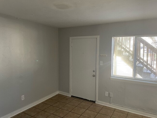 Building Photo - 215 Lovelace Dr