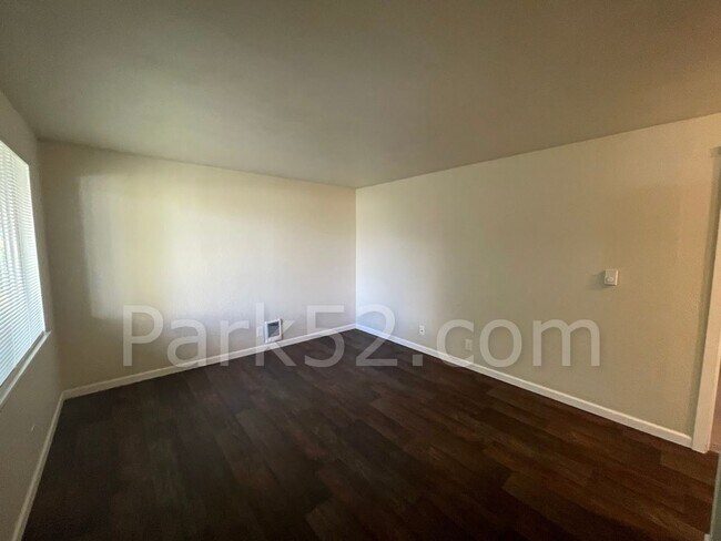 Building Photo - North Tacoma 1 Bed 1 Bath Apartment