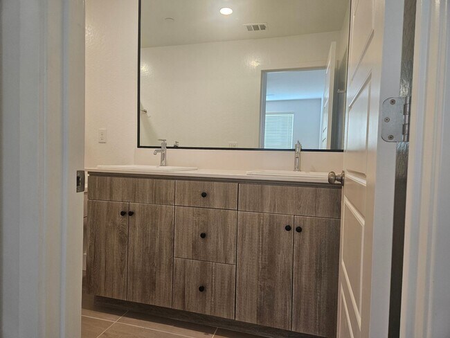 Building Photo - Gorgeous 3/2 Town Home in Clovis with Solar!
