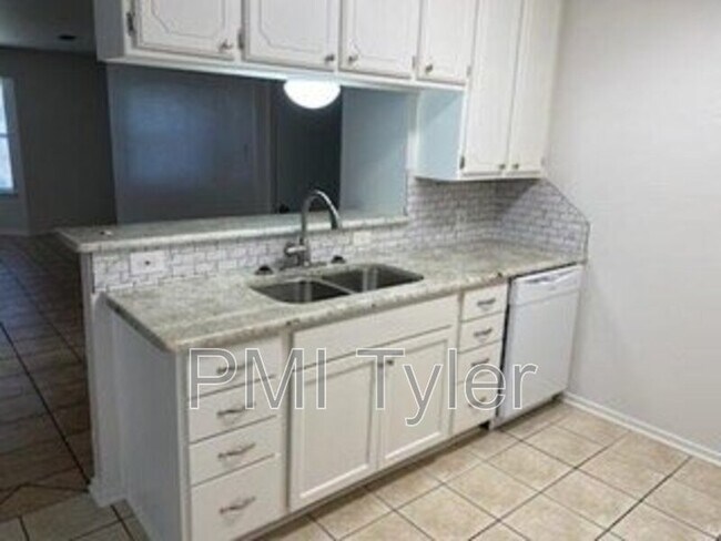 Foto del edificio - 16150 Shoshone Dr
