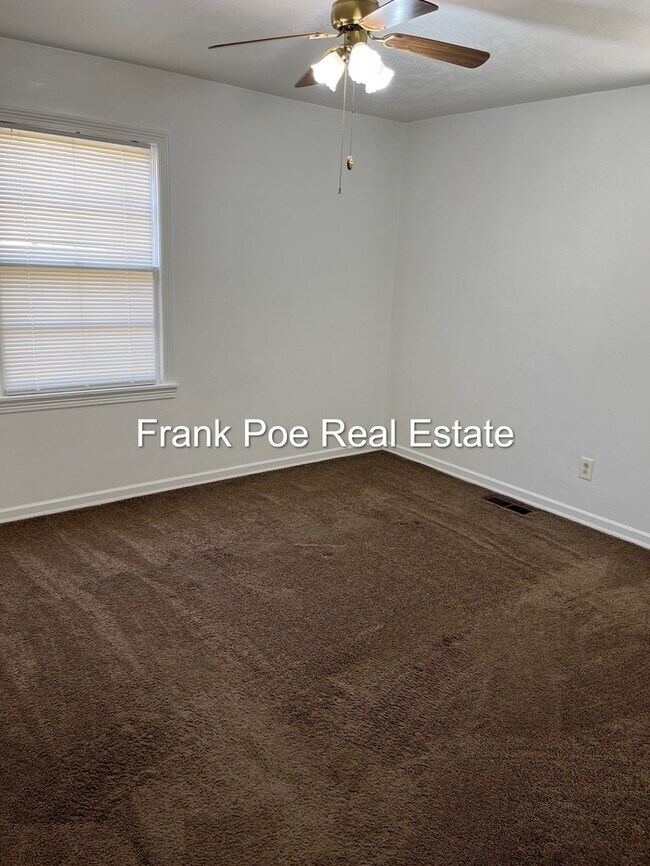 Building Photo - 104 Lakeland Ave