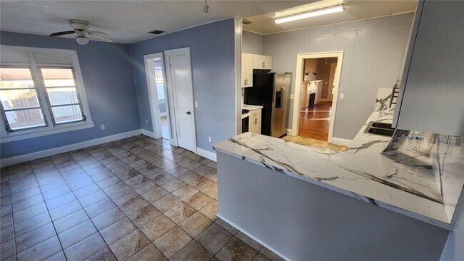 Building Photo - 417 E Tillman Ave