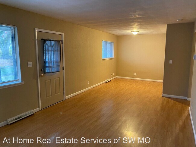 Building Photo - 3 br, 1 bath House - 1010 E Catalpa