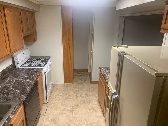 KITCHEN1 - 926 Oranmore St
