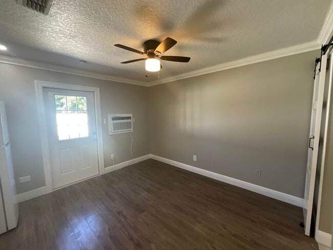 Building Photo - 221 La Paz Dr