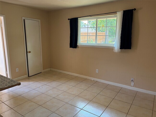 Building Photo - 10215 Hannon Dr