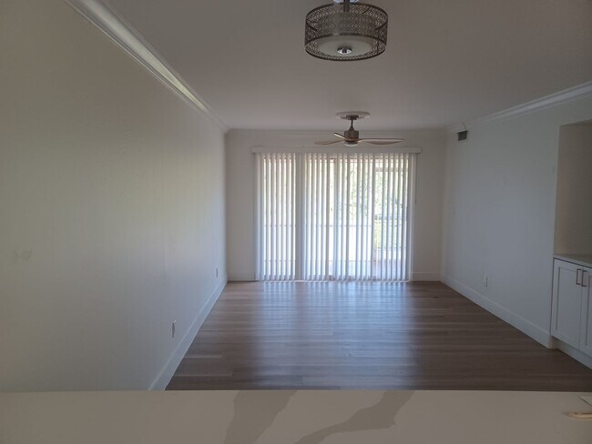 Foto del edificio - Newly Renovated First Floor 2/2 Condominiu...