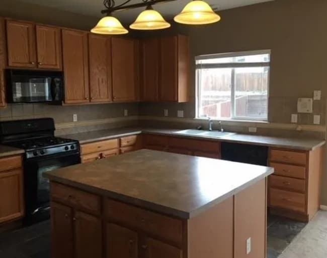 Foto del edificio - MAJESTIC 2-STORY HOME in HERITAGE COMMUNITY - Security Deposit Alternative Available