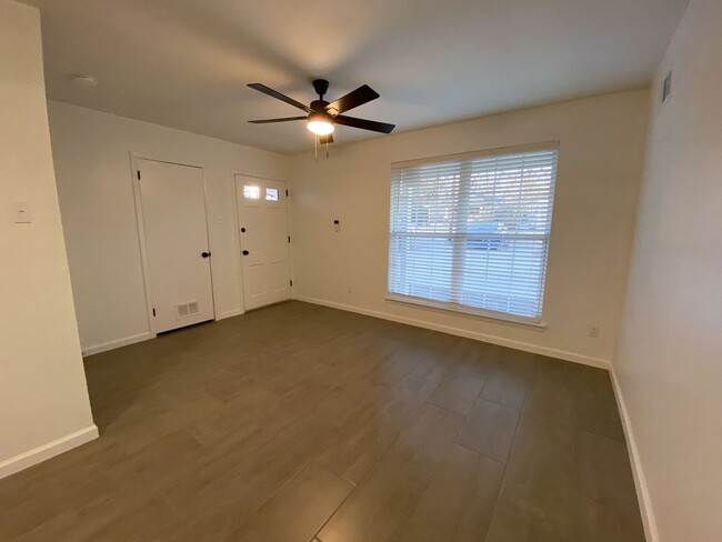 Building Photo - 2 bedroom 1 bath recently renovated near B...