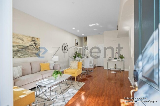 Building Photo - 896 Towne Dr
