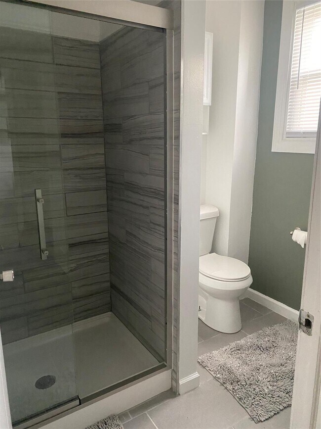 Full Bath - 810 E 16th St