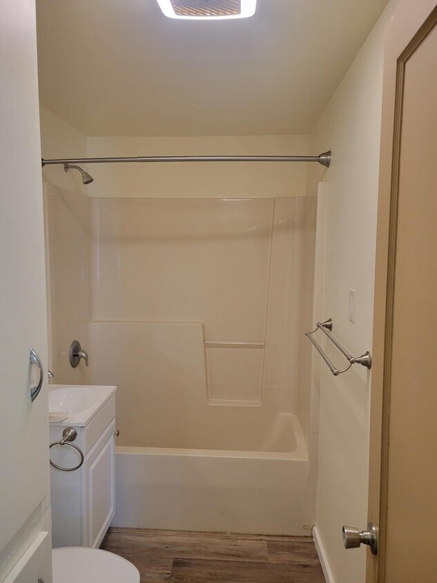 Bathroom - 916 Gellatly St