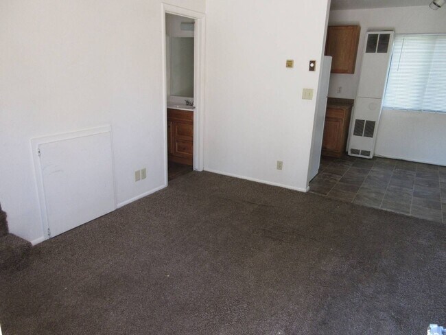 Foto del edificio - 2 bedroom, 1.5 bathroom, 2 Story Apartment in the Heart of Town