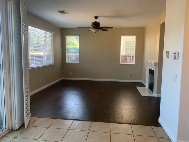 Foto del edificio - 2568 S Rochelle Ave