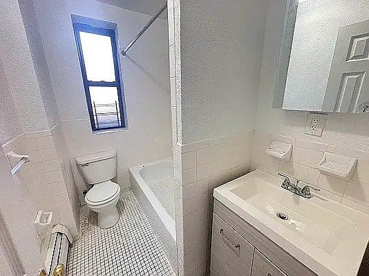 Foto del edificio - 2 bedroom in BRONX NY 10458